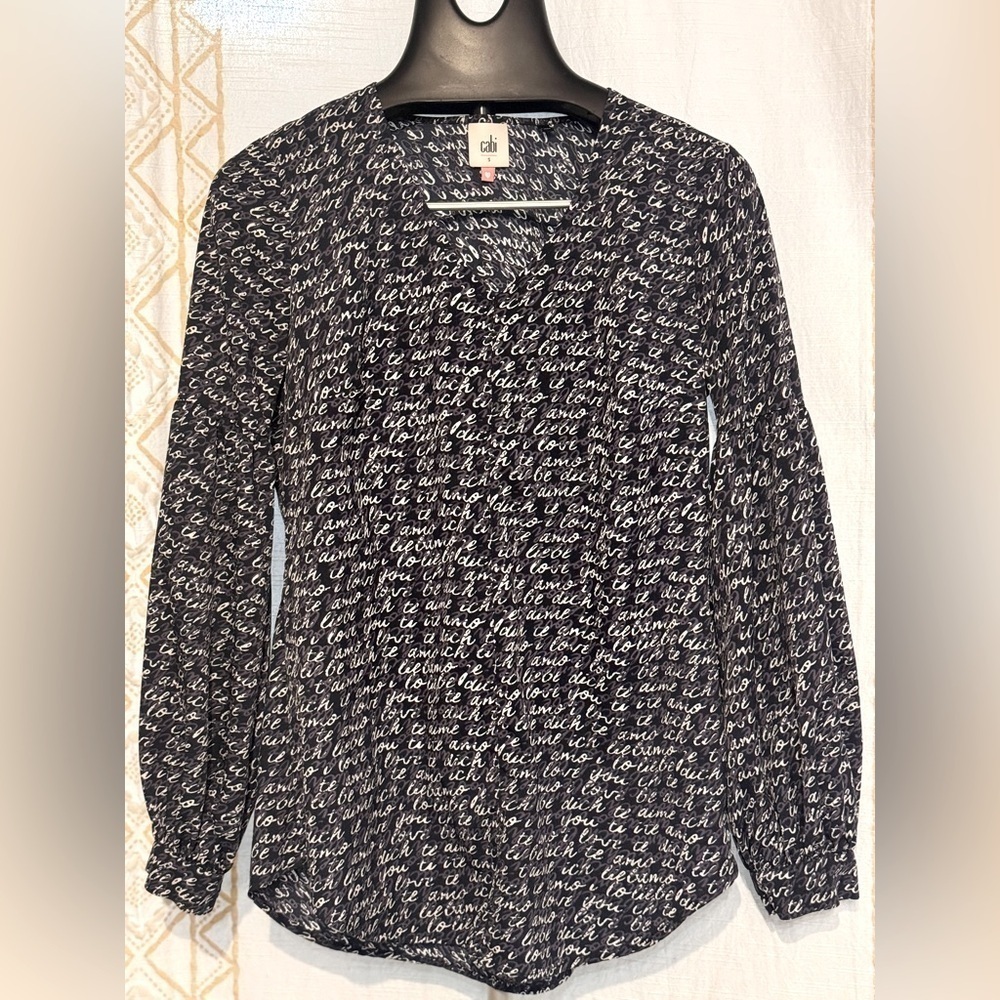 Cabi TeAmo Blouse Women’s size small navy with white font detail